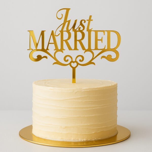 Cake topper γάμου από ξύλο ή ακρυλικό σε τούρτα, κατασκευή Strategix Studios