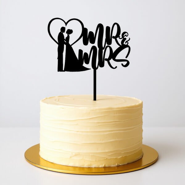 Cake topper γάμου από ξύλο ή ακρυλικό σε τούρτα, κατασκευή Strategix Studios