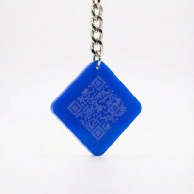 Πίσω όψη τετράγωνου μπρελόκ με χαραγμένο QR Code